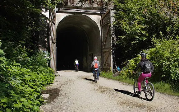 Piste cyclable Tunnel Rail Trail suivant les voies ferrées retirées (le tunnel mesure deux miles de ...