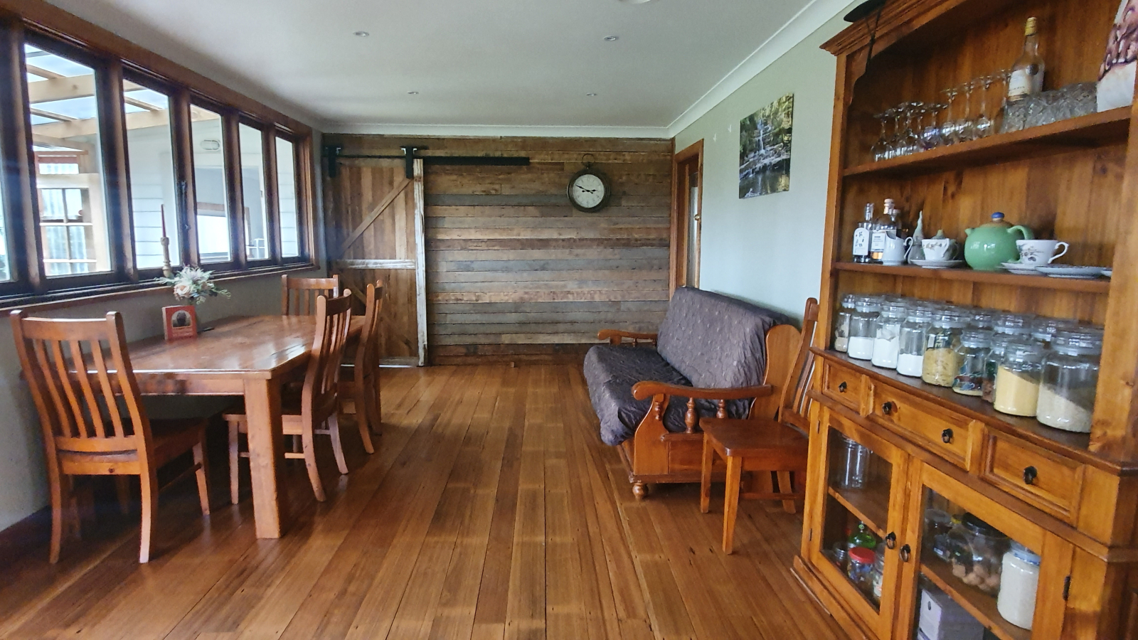 Salle à manger reliée à la véranda et à la cuisine.