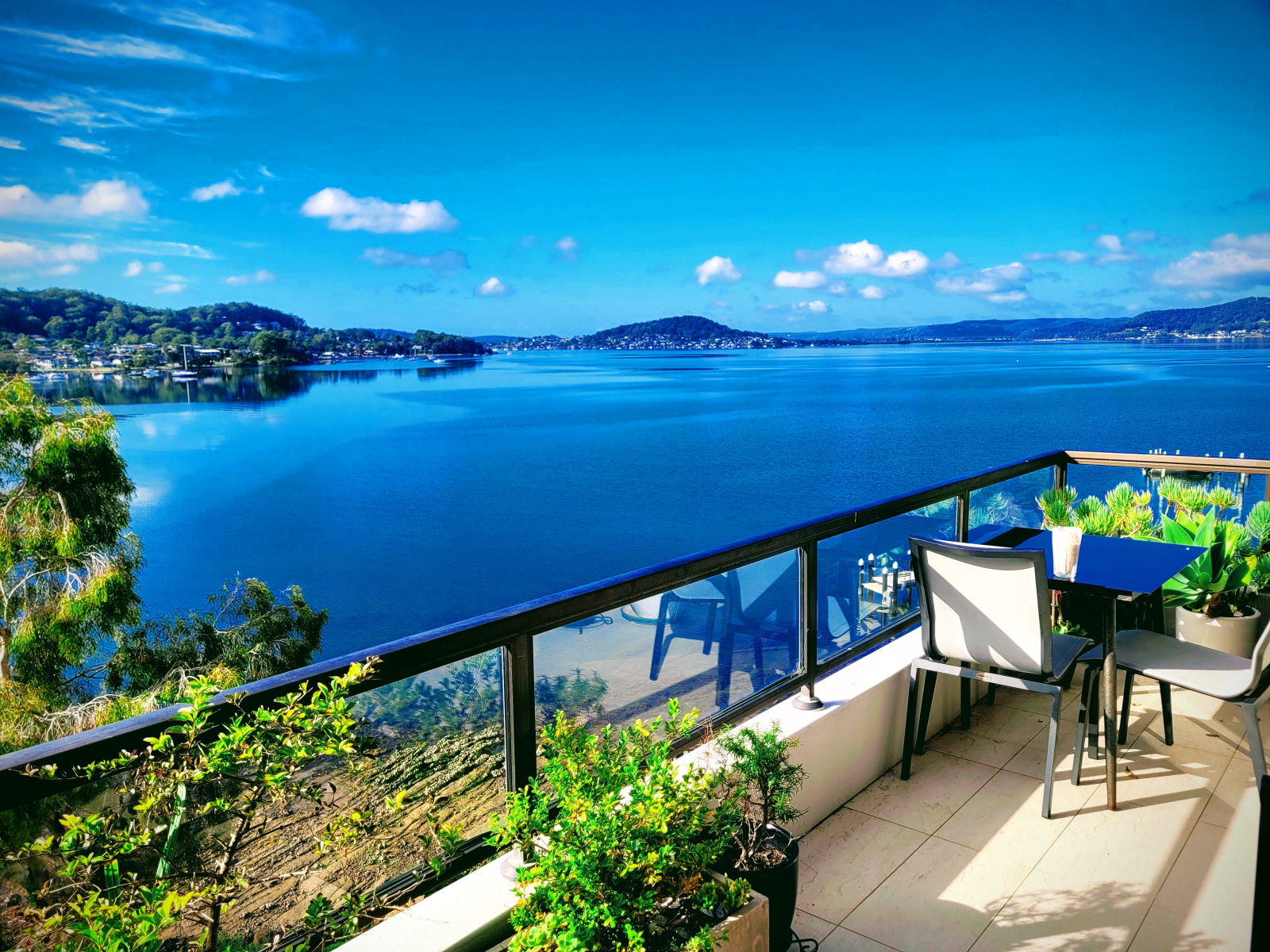 Nuestra terraza en el último piso tiene vistas a la hermosa bahía Caroline en el pintoresco río Bris ...