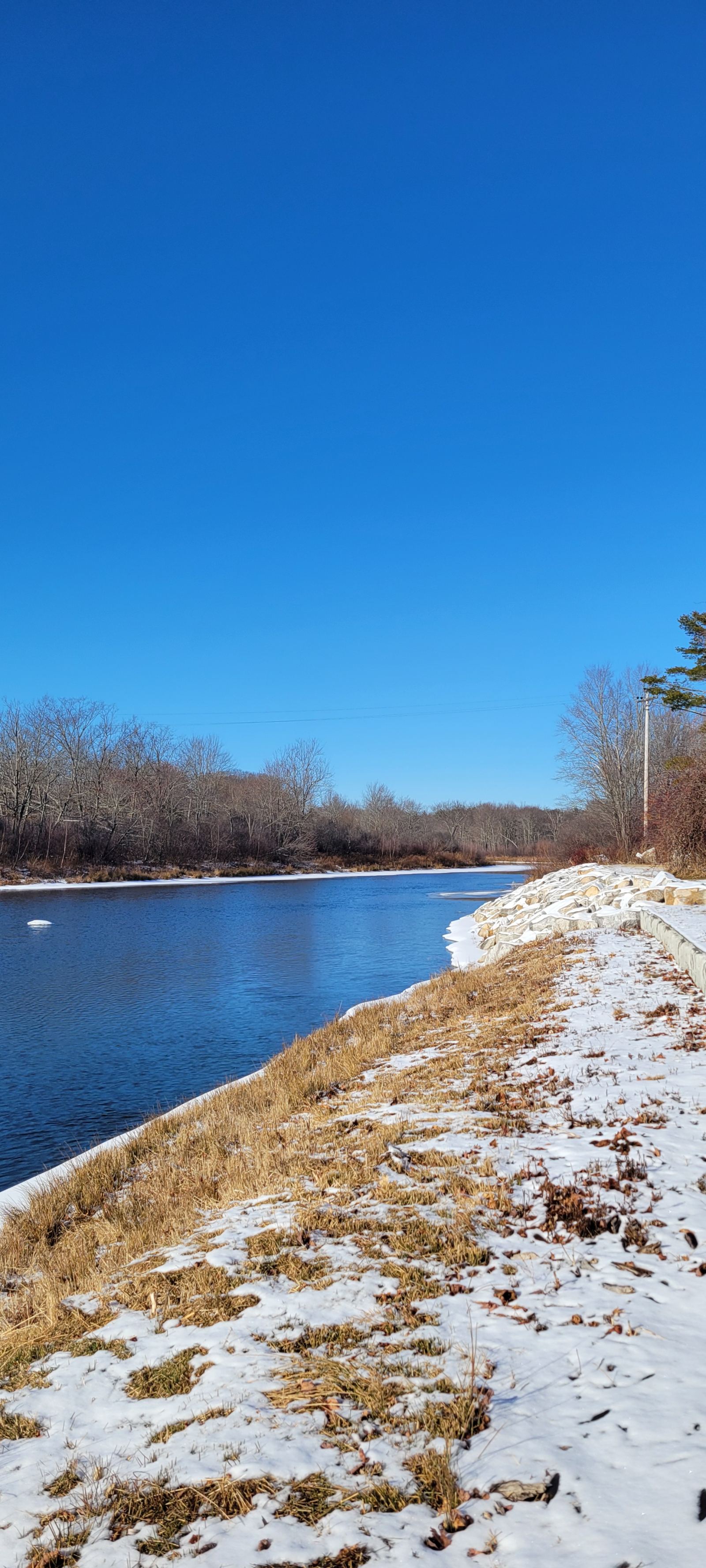 Die Bootsrampe ist ~100 Fuß vom Hinterhof entfernt, wo Sie KAJAKS MIETEN können (25 US-Dollar für 2 ...