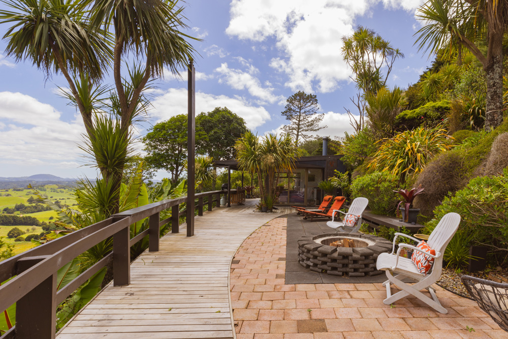 Grand espace extérieur avec foyer.