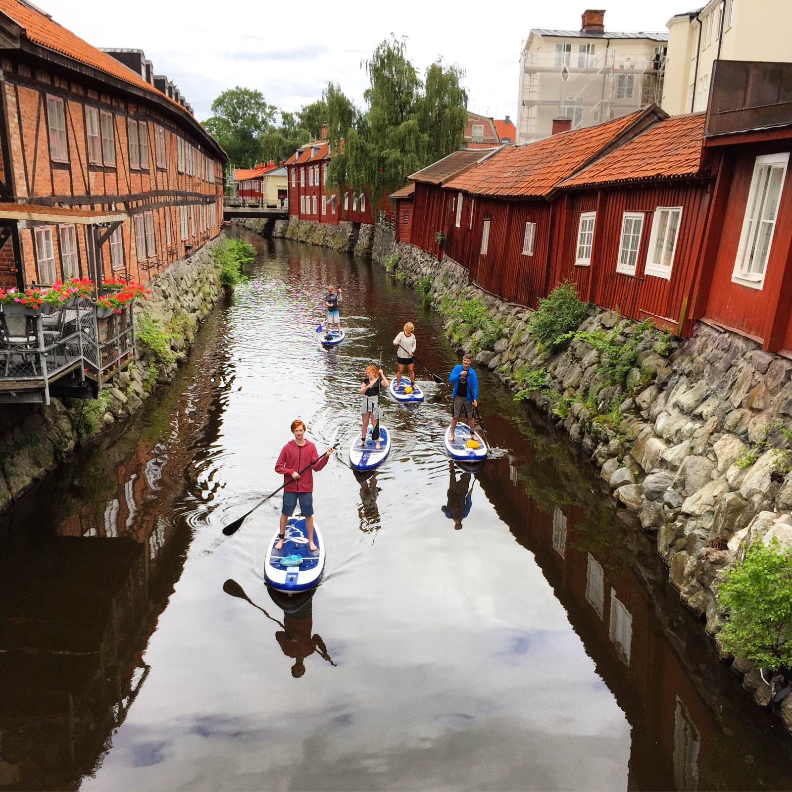 Am "Schwarzen Fluss" (Svartån), der durch Västerås fließt, kannst du SUP probieren oder einfach die Aussicht genießen und eine schwedische Fika genießen!