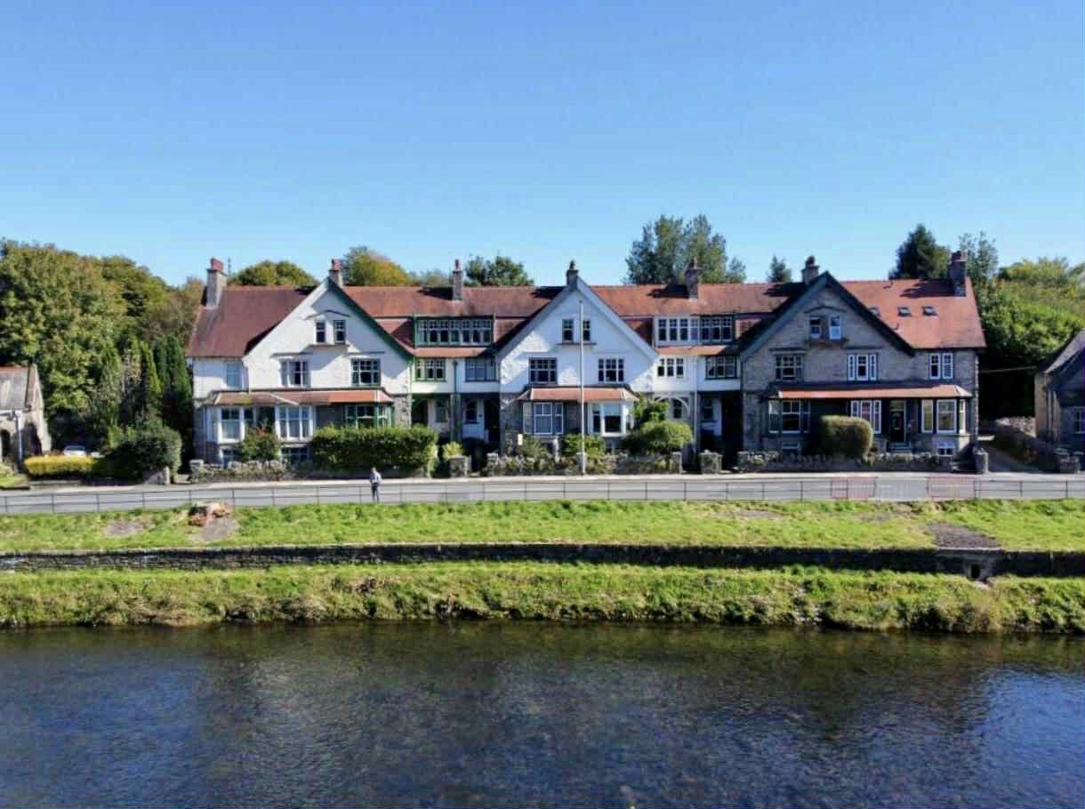 Nossa casa no centro de uma fileira de vilas vitorianas.