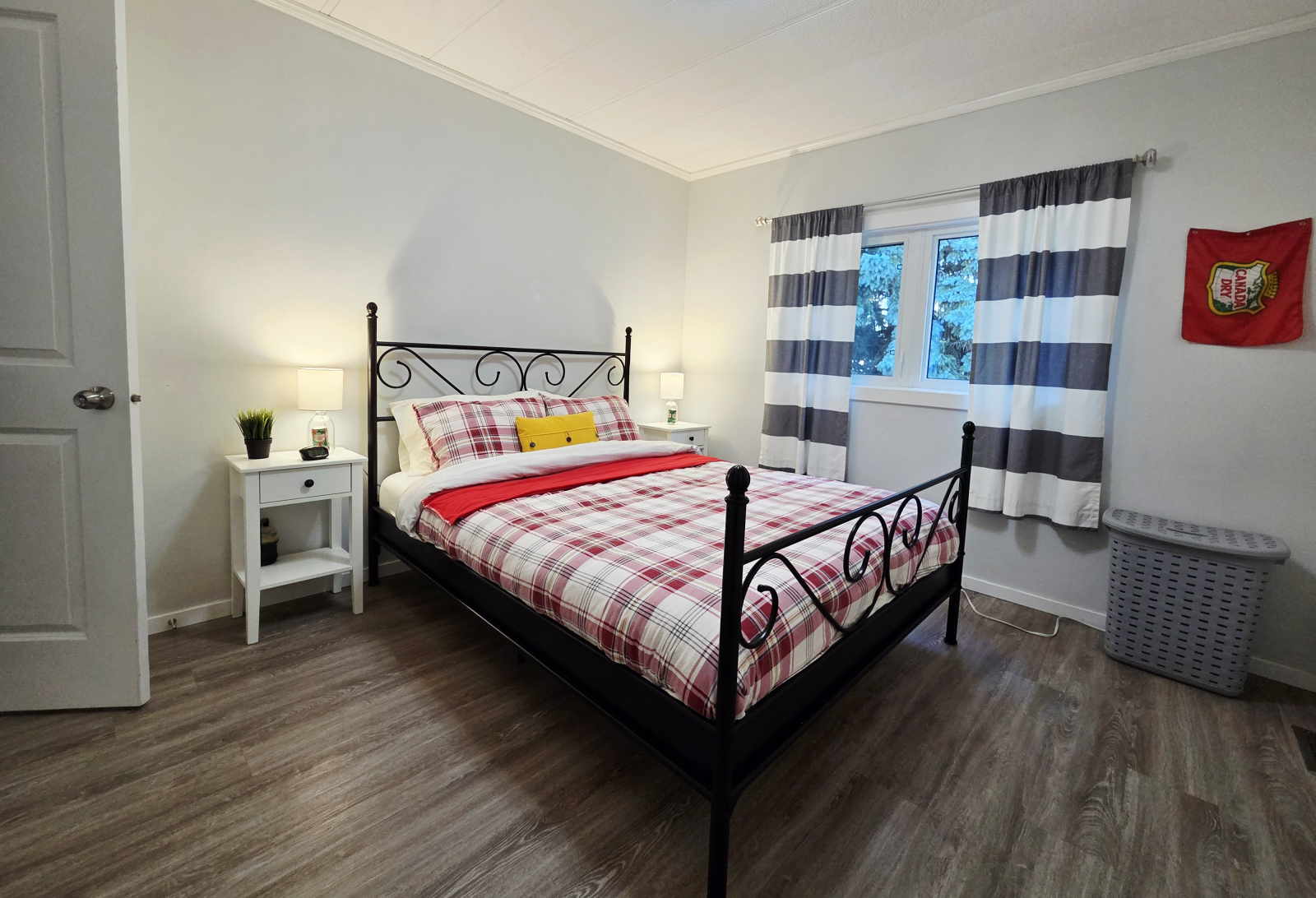 La chambre principale est spacieuse avec un lit queen size confortable posturepedic. Des draps d’hôt ...