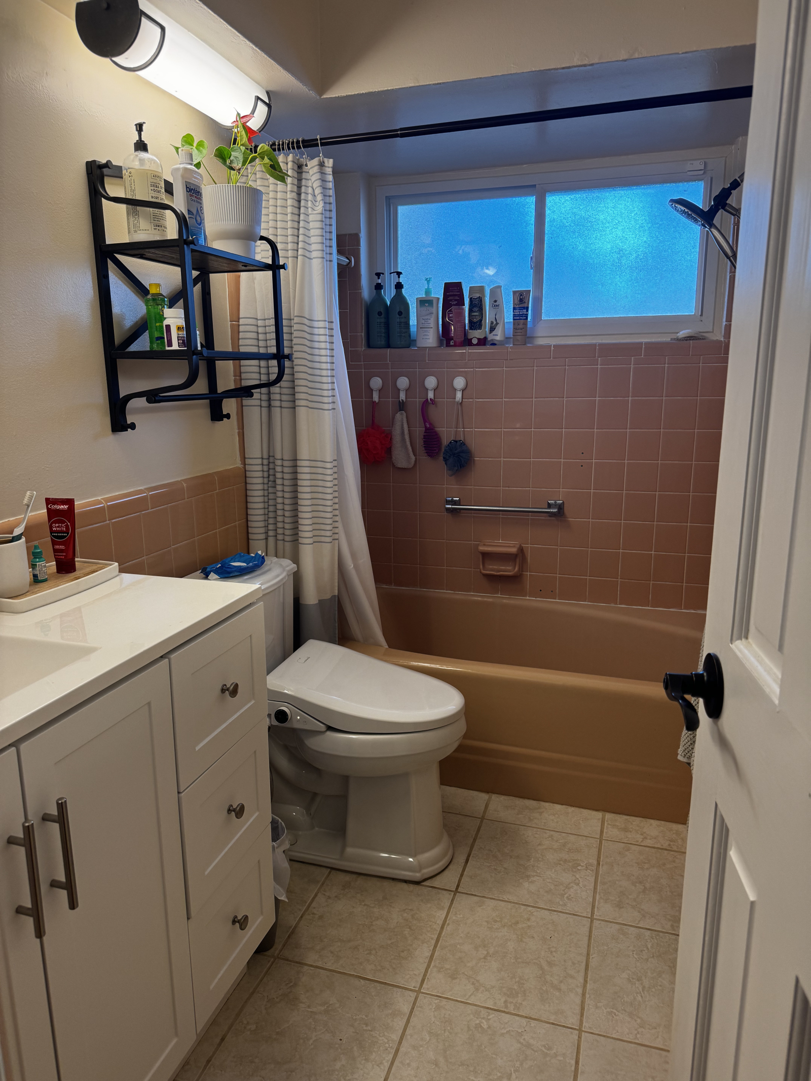 Zweites Badezimmer mit großer Badewanne, WC mit Bidet-Armatur