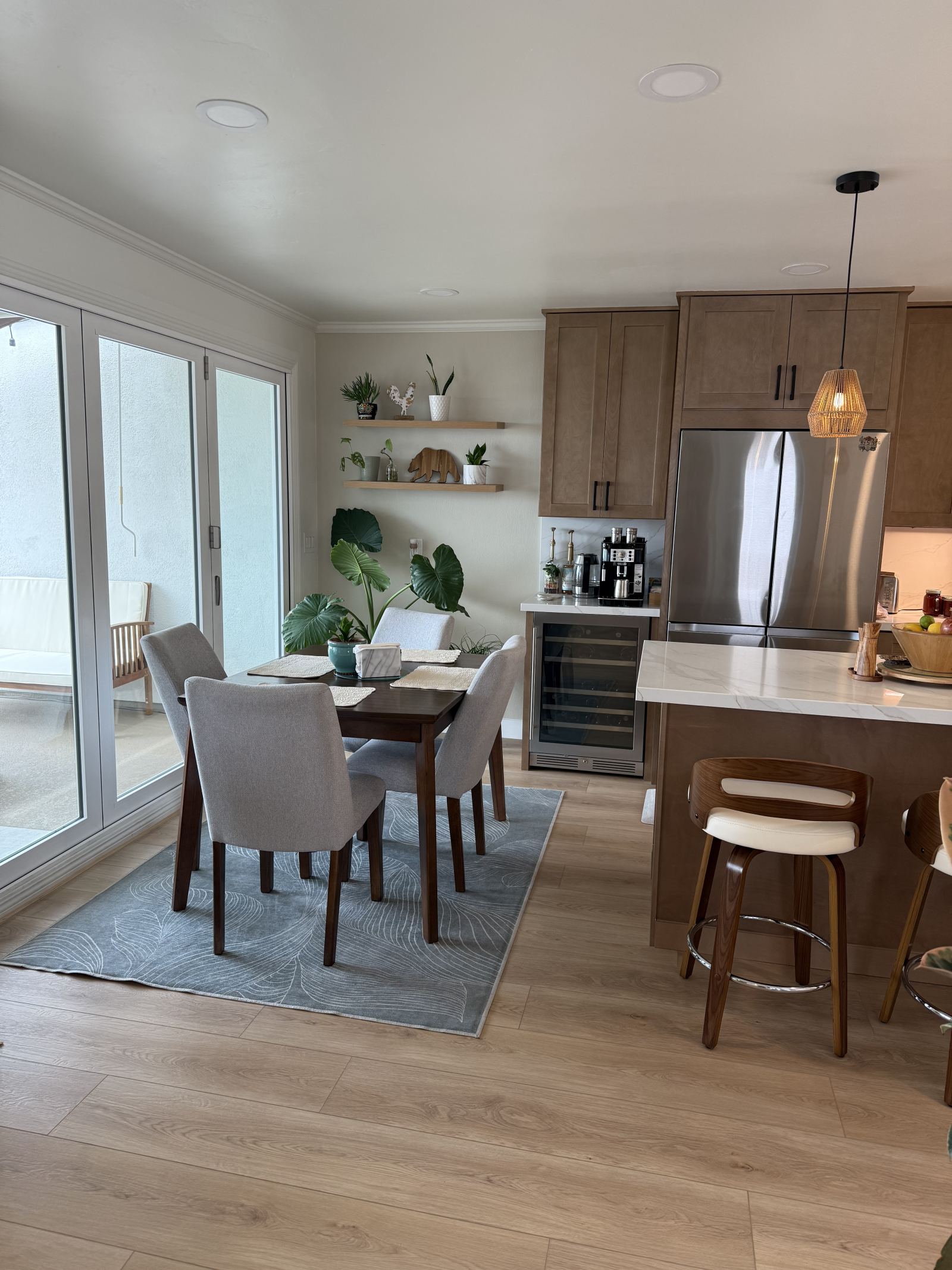 Área de jantar, geladeira de vinho com temperatura dupla e café.