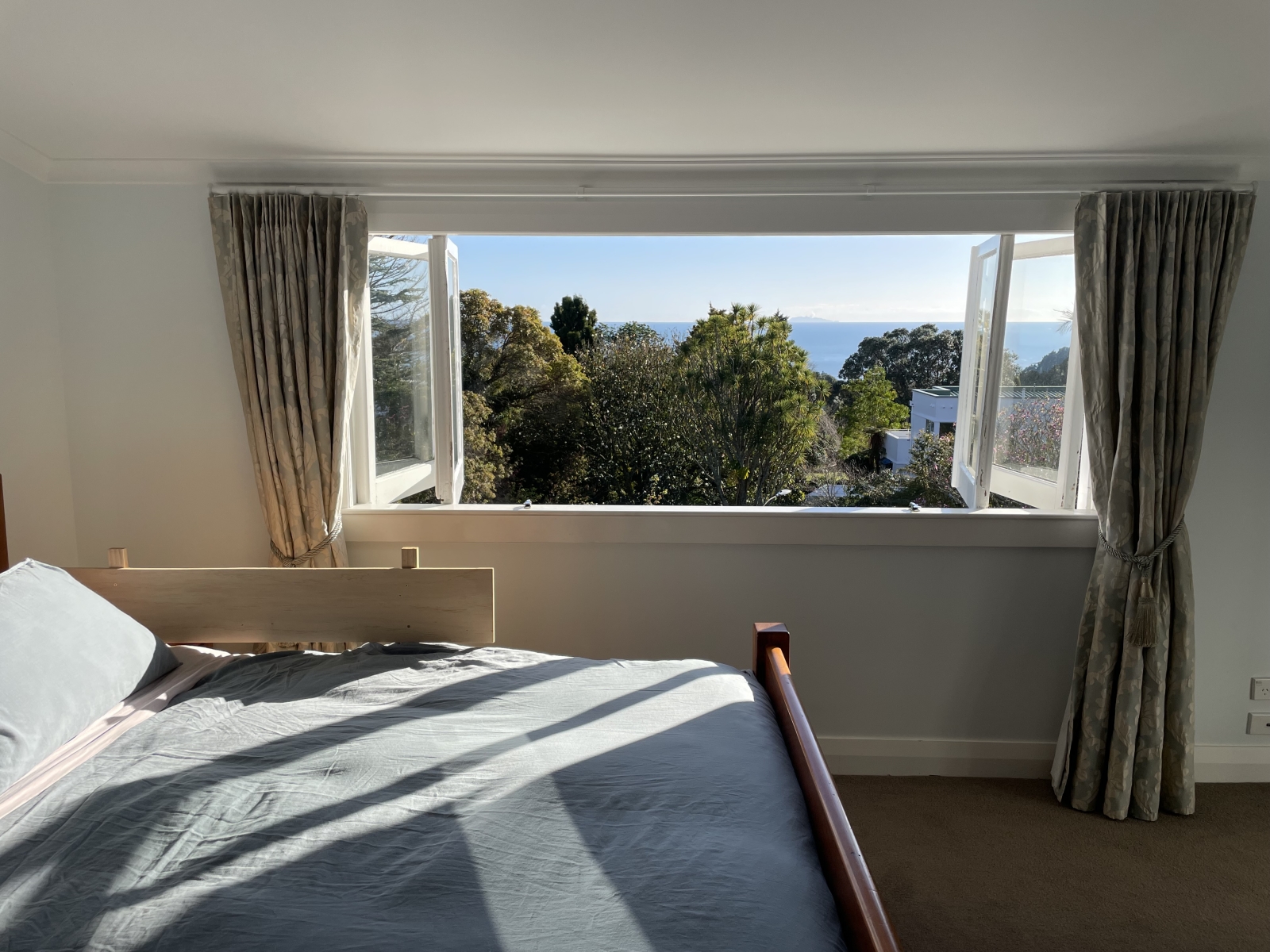 Sunny home… 4 minutes drive to New Zealand’s best Family Friendly Beach, with ocean views, native birds and a playground!