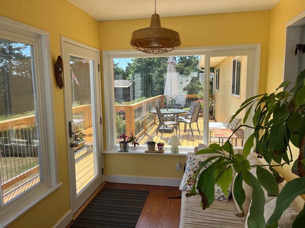 A marquise, com acesso ao deck, é um lugar perfeito para relaxar.