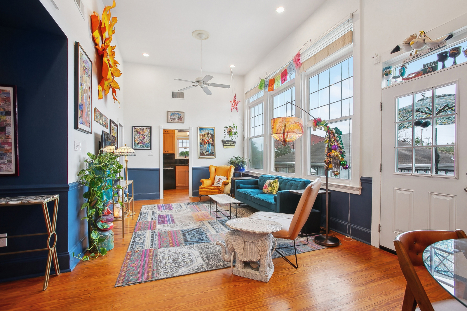 Grande sala cheia de luz, cheia de cor e arte.