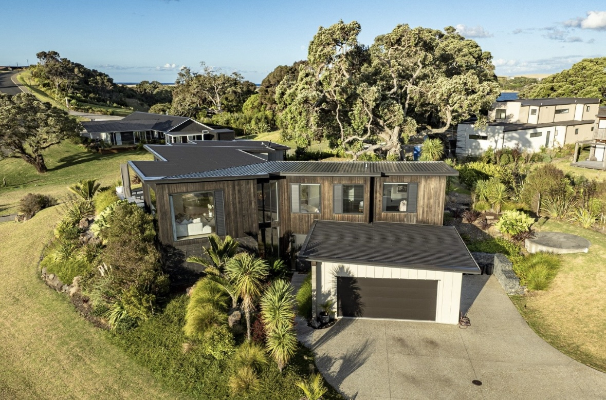3 bedroom house in a quiet location in Mangawhai Heads. Walk to the estuary, drive to one of 5 surf ...