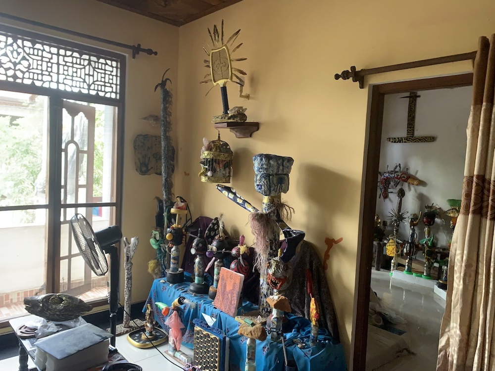 Lado oeste esquerdo da minha sala de estar, com porta para o estúdio de arte e o terraço.