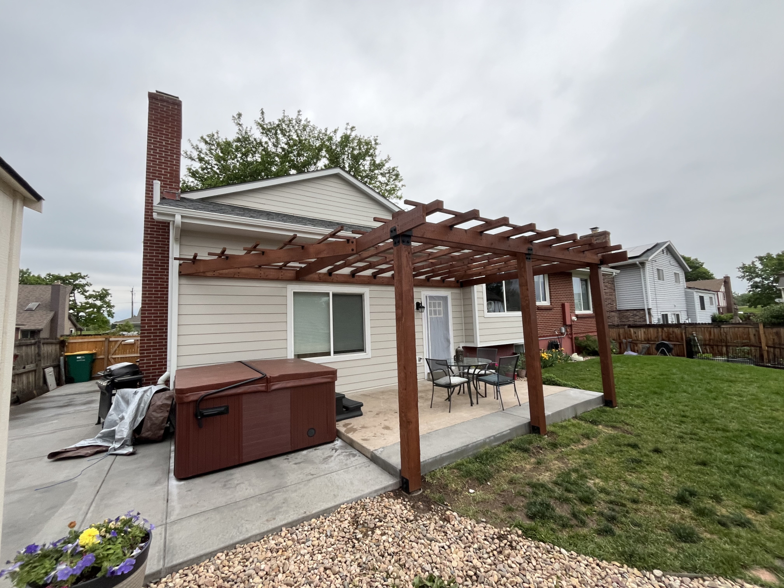 Profitez d’un bain chaud toute l’année dans notre bain à remous pour 3 personnes.  Des après-midi de ...