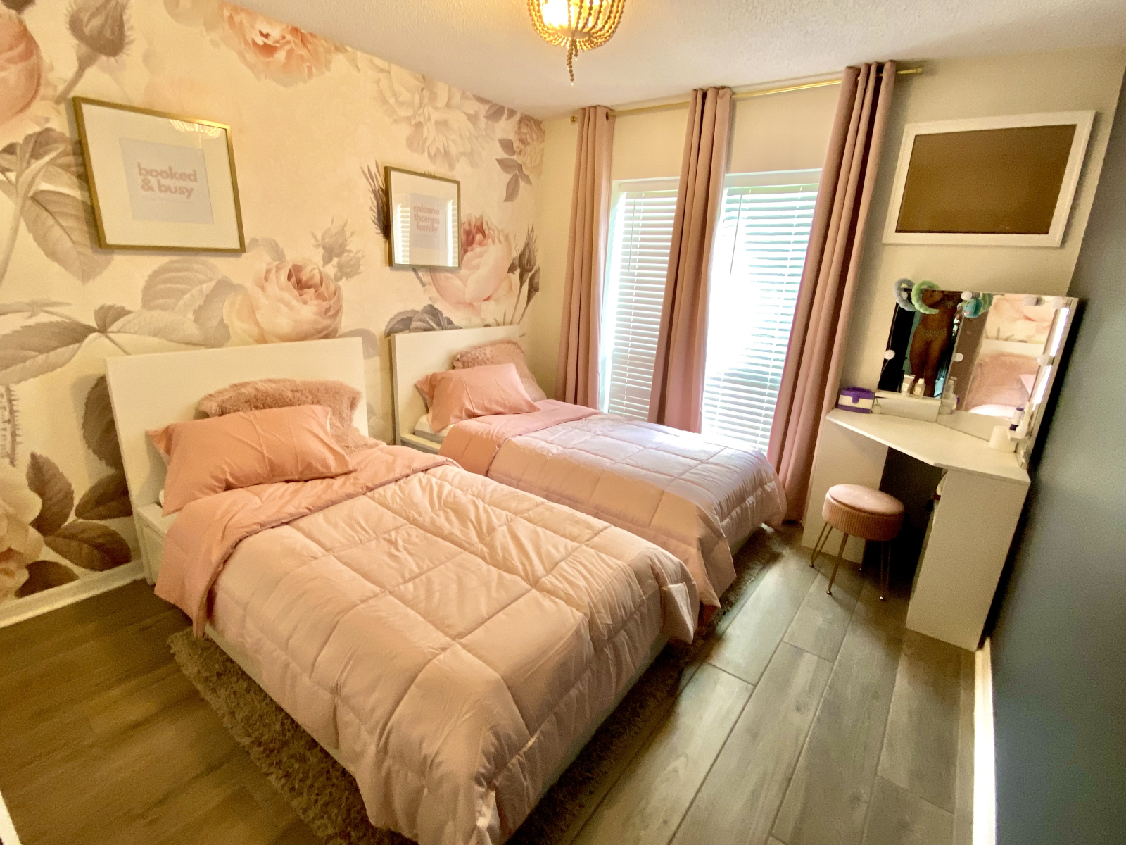 Slaapkamer met twee eenpersoonsbedden