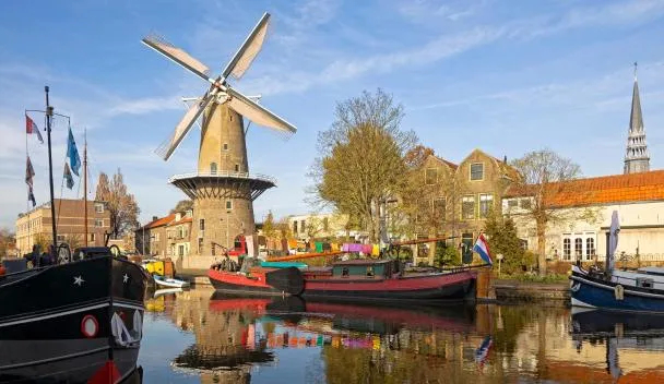 Vista di Gouda sul mulino e sul porto