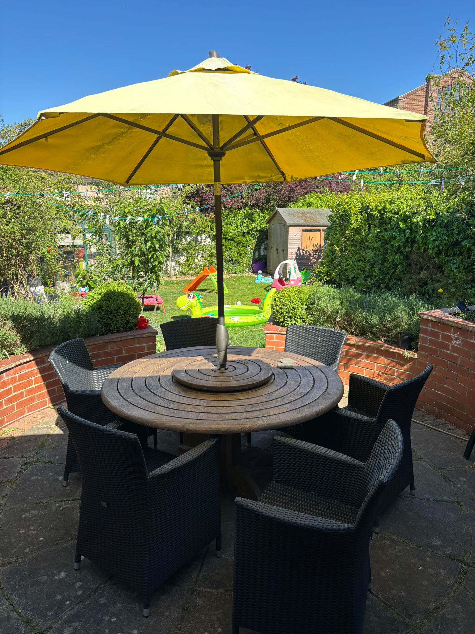 Garten mit Terrasse und vielen Kinderspielzeugen bei Bedarf!