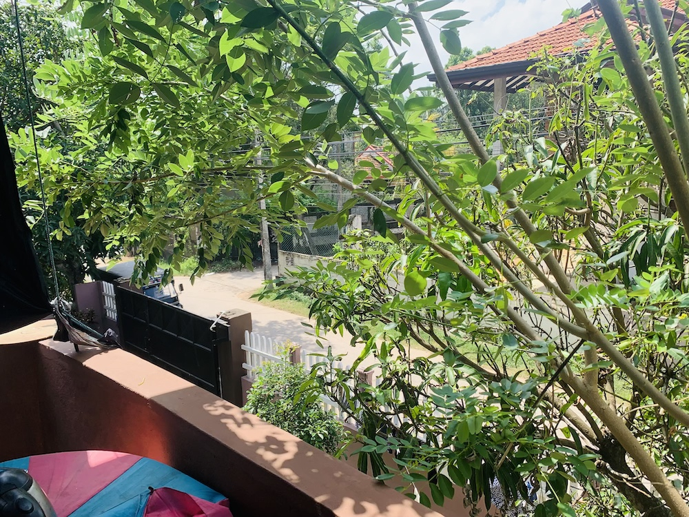 A vista da St-Anne's Lane costumava ser silenciosa quando cheguei aqui, mas depois que a Covid-19 pa ...