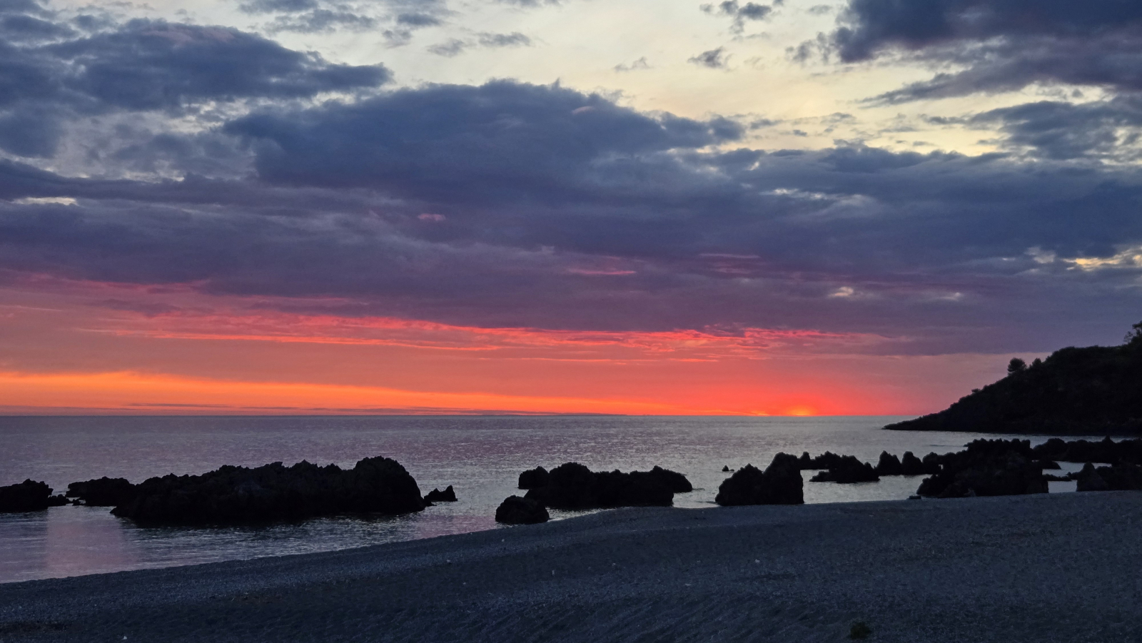 západ slunce na pláži Scalea