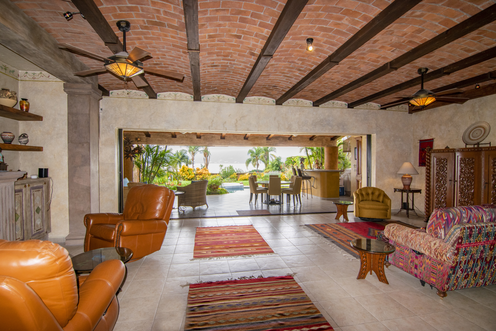 Sala de estar com portas de vidro que deslizam para os bolsos nas paredes - Criando uma vida interna ...