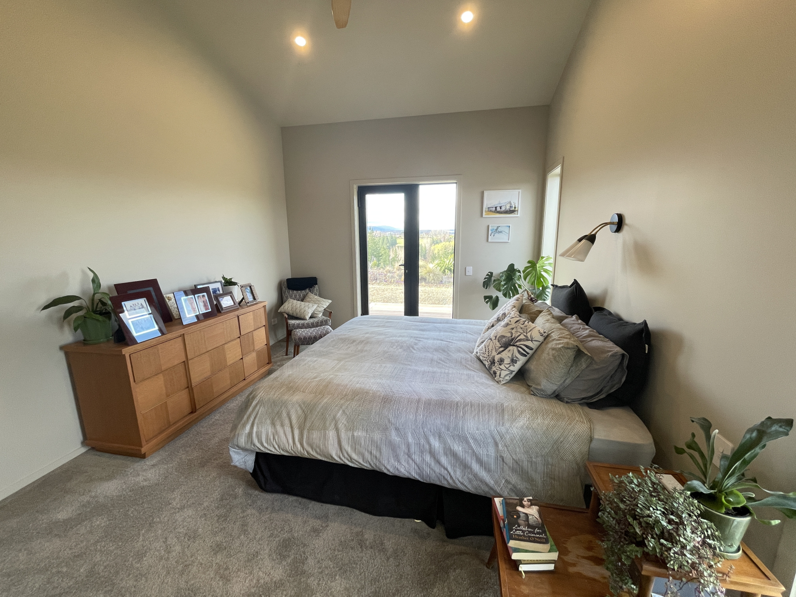 Das Hauptschlafzimmer mit hohen Decken und weitläufiger Aussicht. Ihre eigene Außentür führt auf ein ...