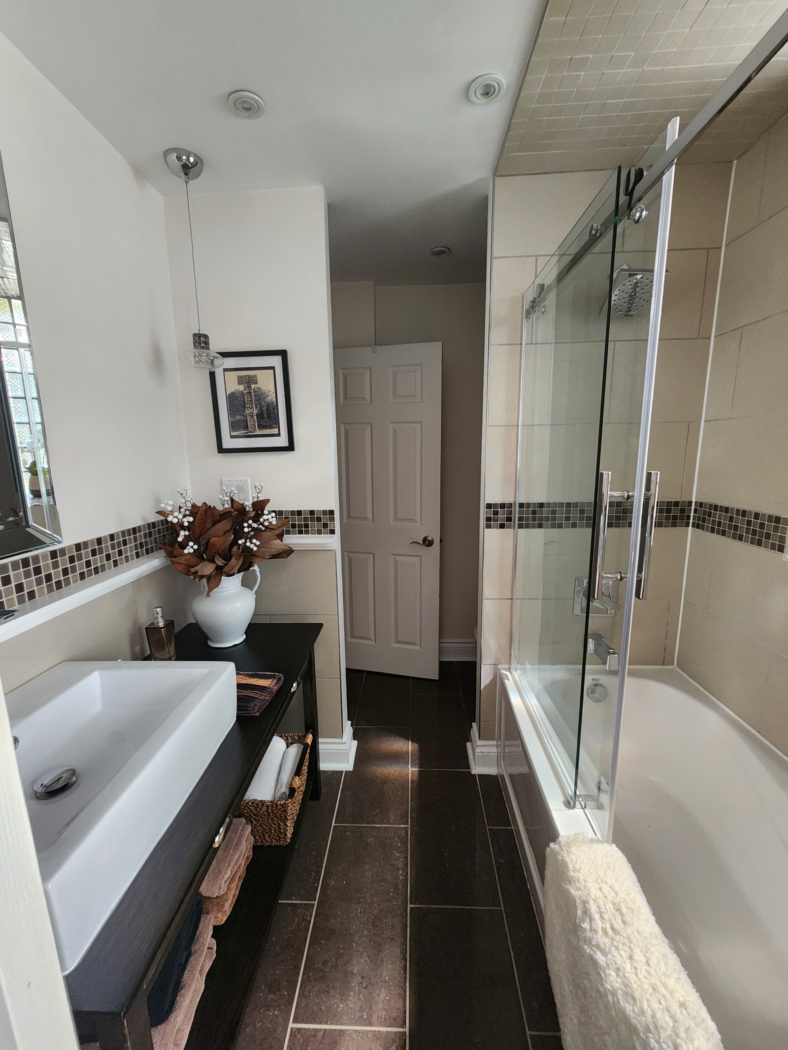 Gästezimmer mit eigenem Bad mit Badewanne und Dusche mit Fußbodenheizung