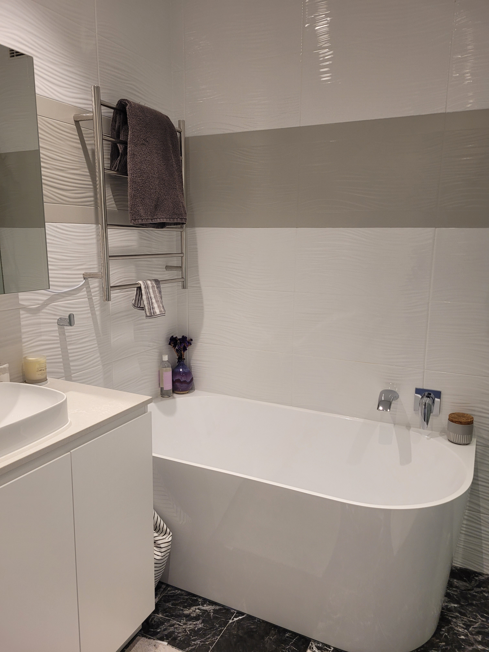 El baño principal fue renovado a fines de 2024 y cuenta con bañera de tamaño completo, ducha, inodor ...