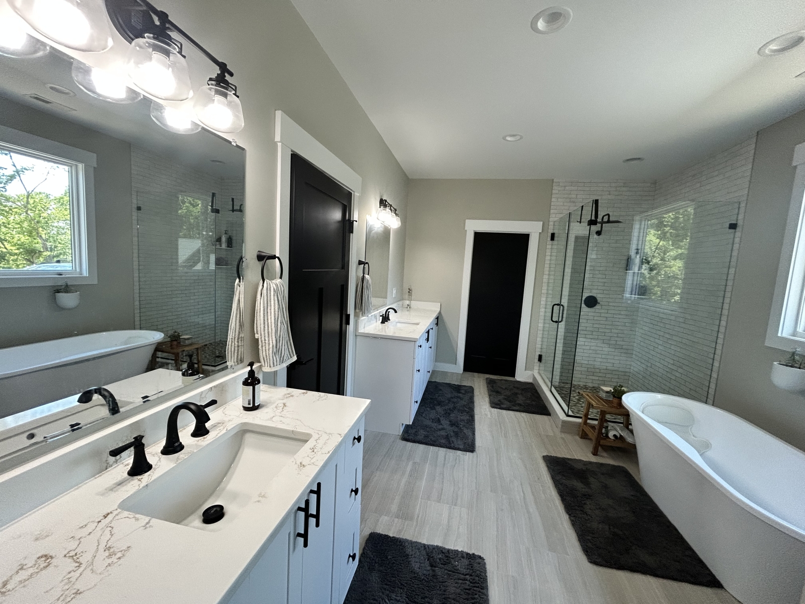 Salle de bain parentale avec baignoire, douche