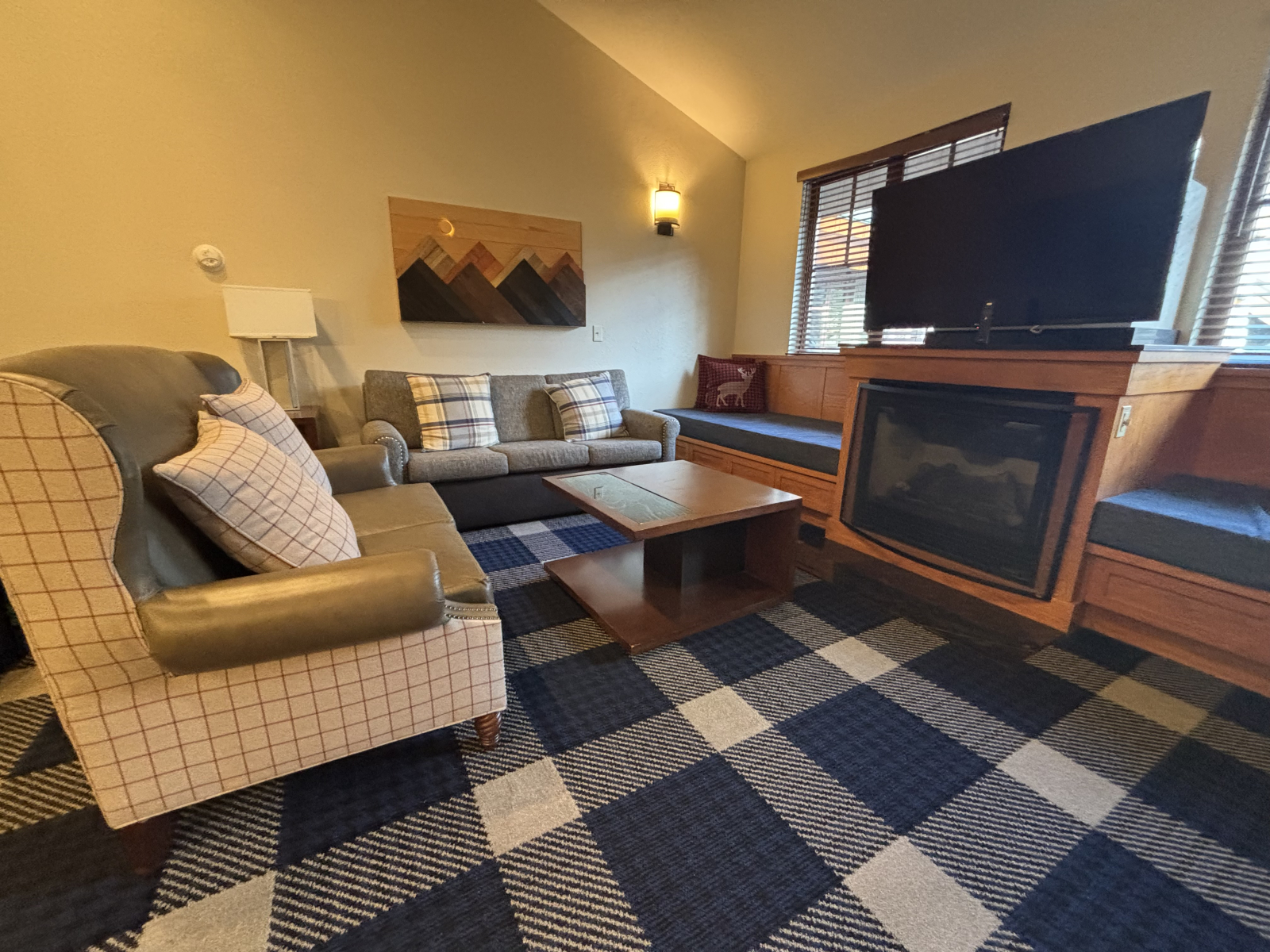 Salon au rez-de-chaussée - deux lits de jour/fenêtre, télévision, cheminée