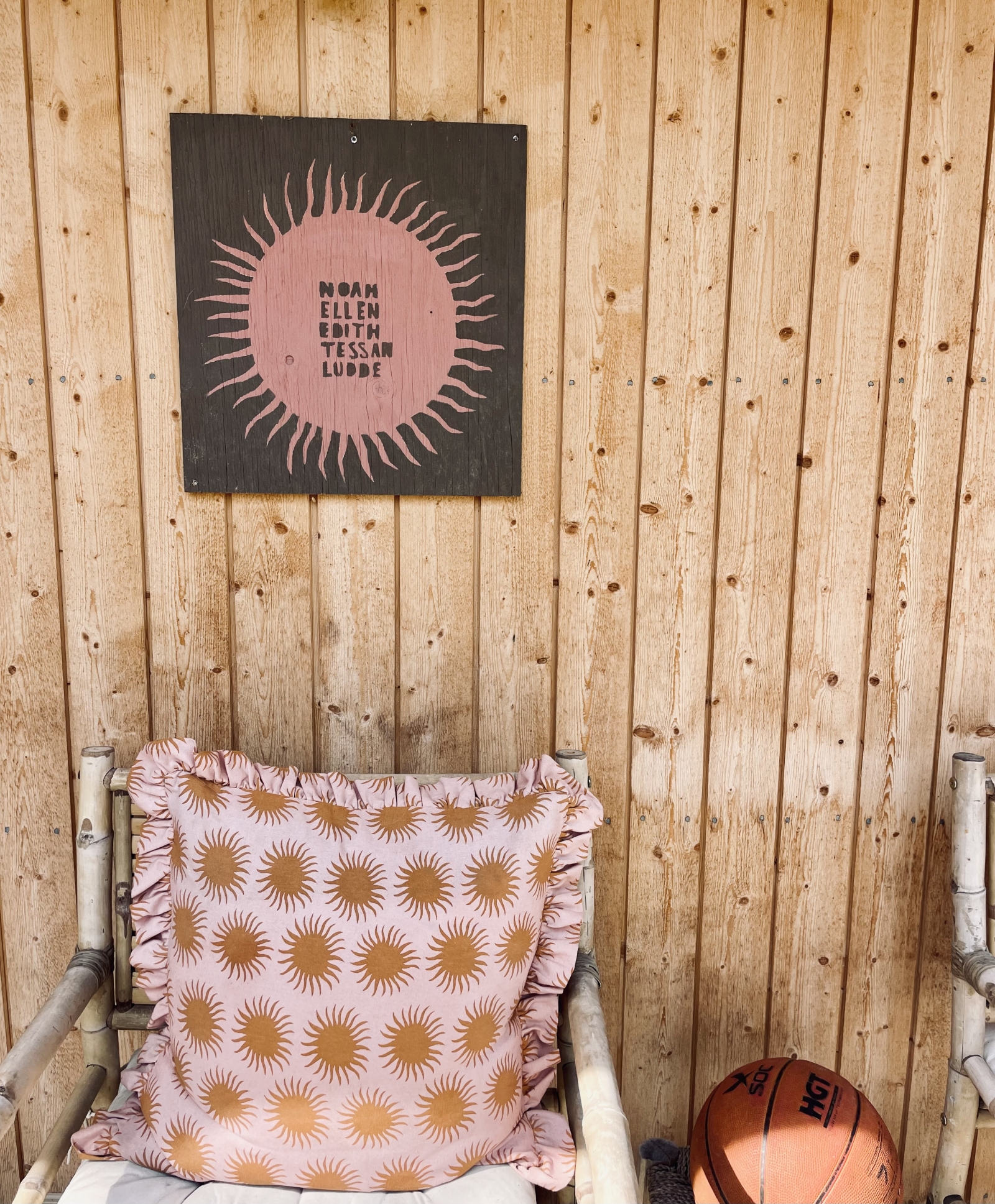 Social beach house by the most beautiful beach in Sweden. Close to nature, several white beaches, tranquility of Österlen and close to buzzing Copenhagen.