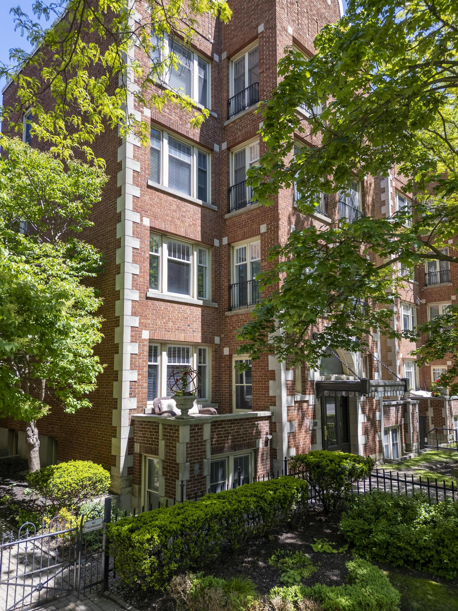 Mein sonniger Balkon mit Blick auf das Straßenbild der Innenstadt