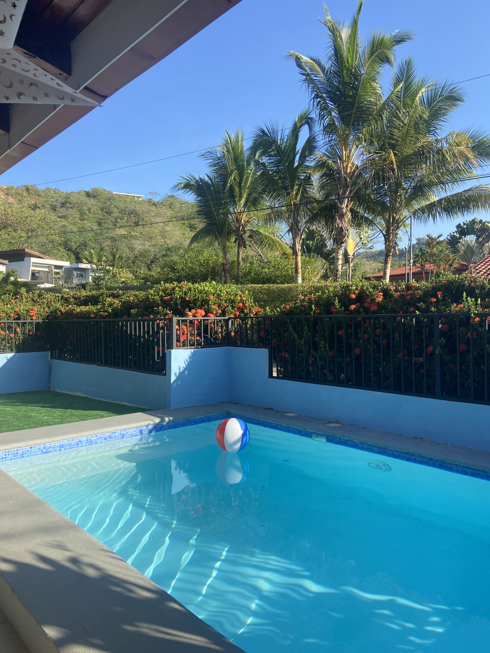 Casa Lapa | Giungla e Vita in Oceano. Super confortevole due camere da letto in un quartiere tranquillo e recintato, vicino alla famosa spiaggia del surf, alla giungla e situata in posizione centrale per tutte le tue avventure!