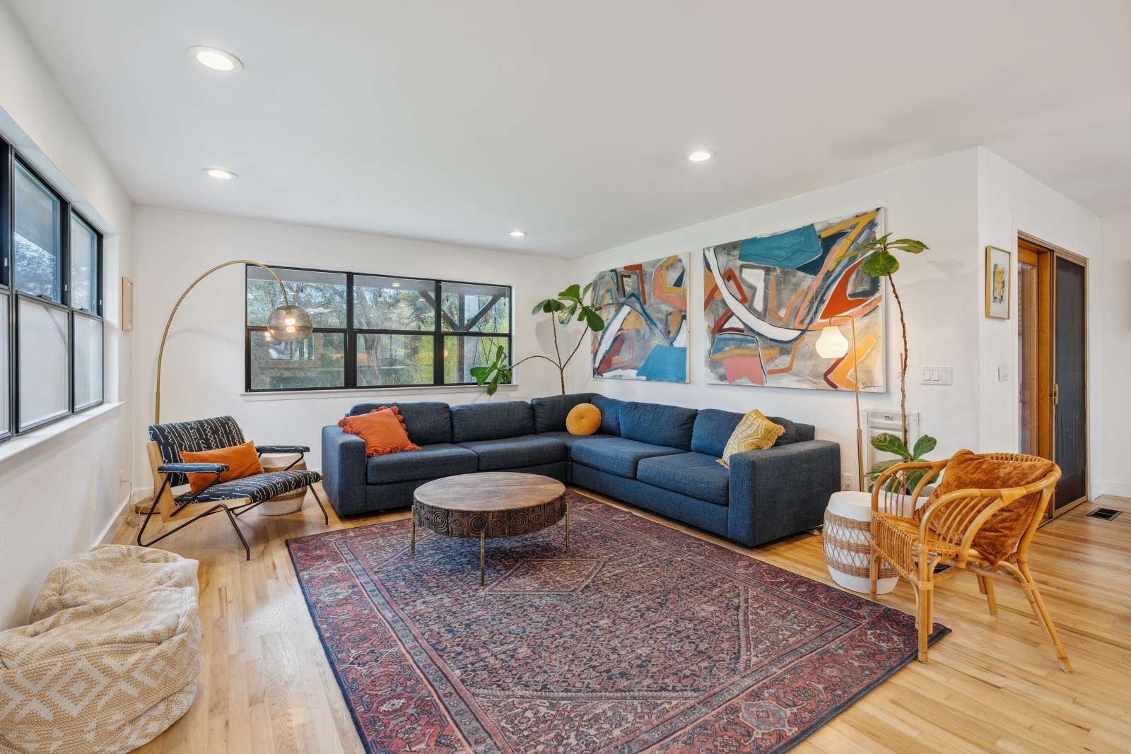 Soggiorno con splendida vista sul cortile.