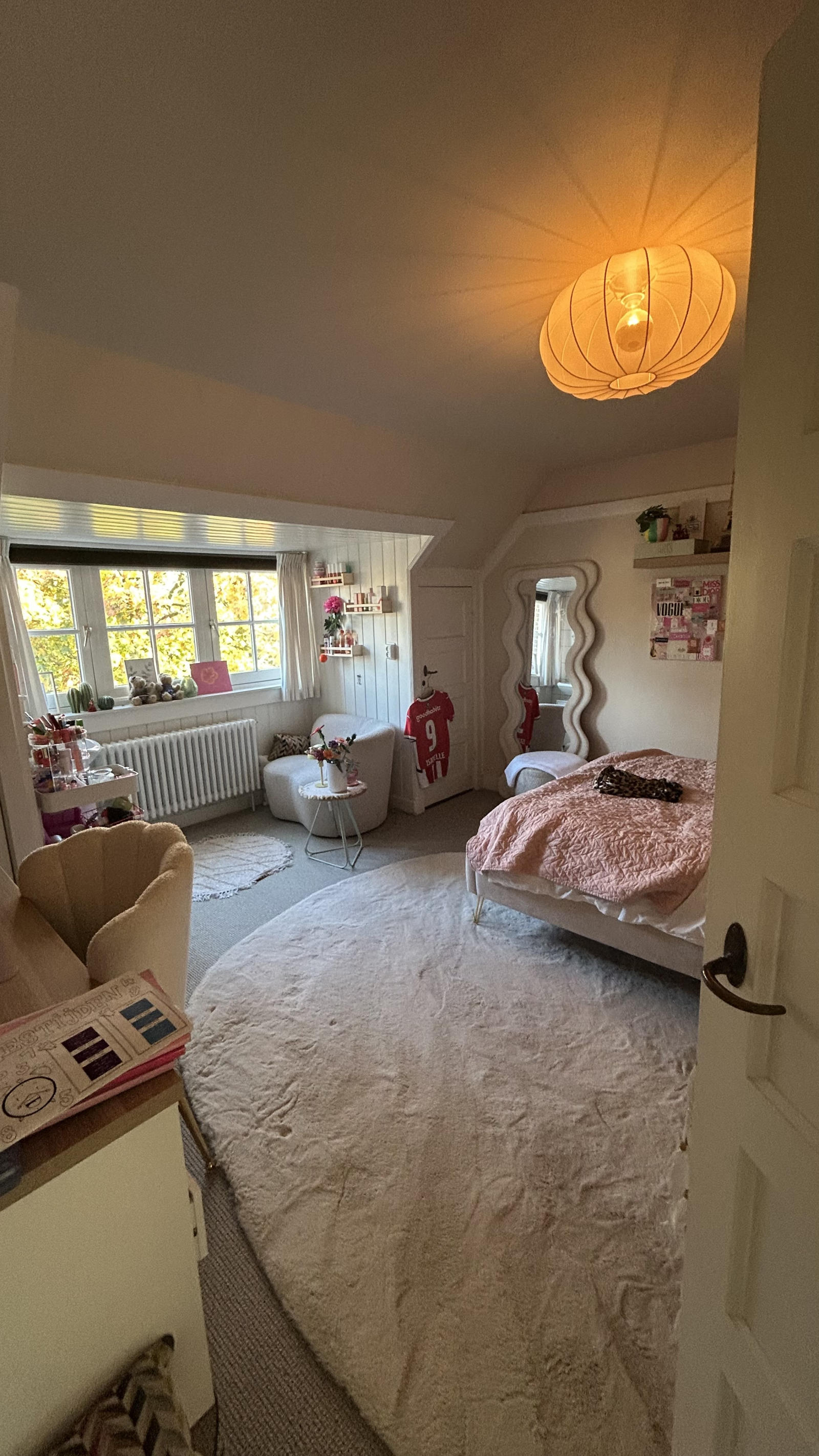 2nd floor; Sleeping room 3, with sink and bed 140x200