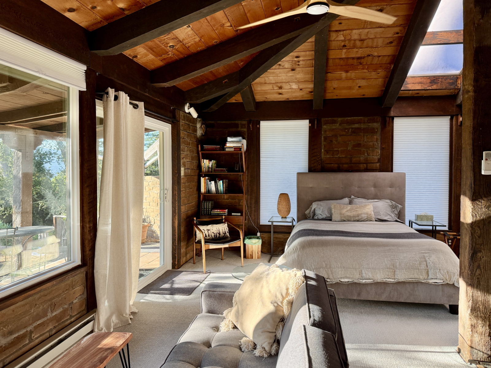 Ons studiohuisje ligt op een steenworp afstand van het hoofdgebouw.