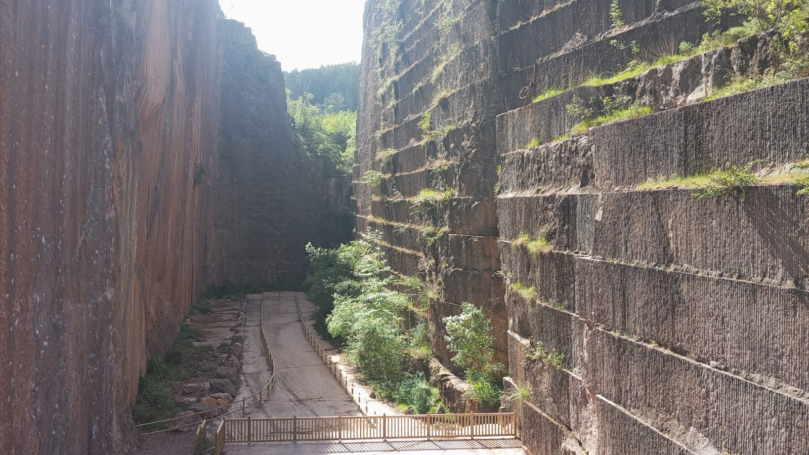 Abandoned quarry near Ereño for climbing