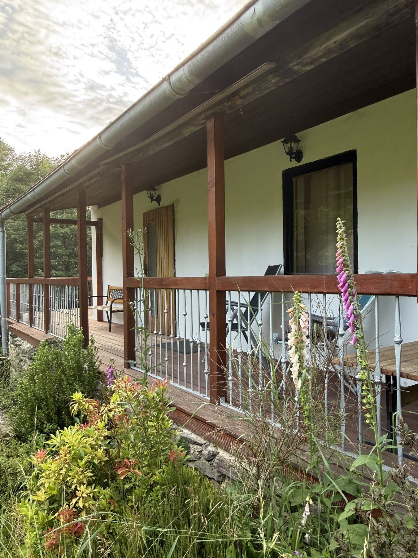 Casa de campo tradicional rodeada de bosque y naturaleza en la frontera del parque nacional