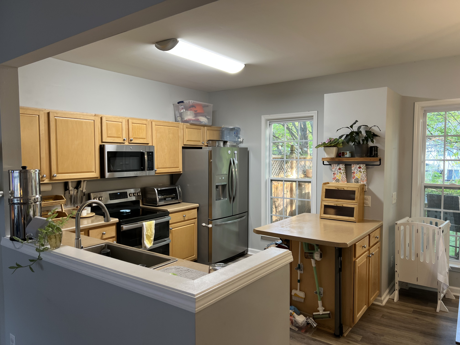 Large, open concept, fully equipped kitchen with plenty of counter space