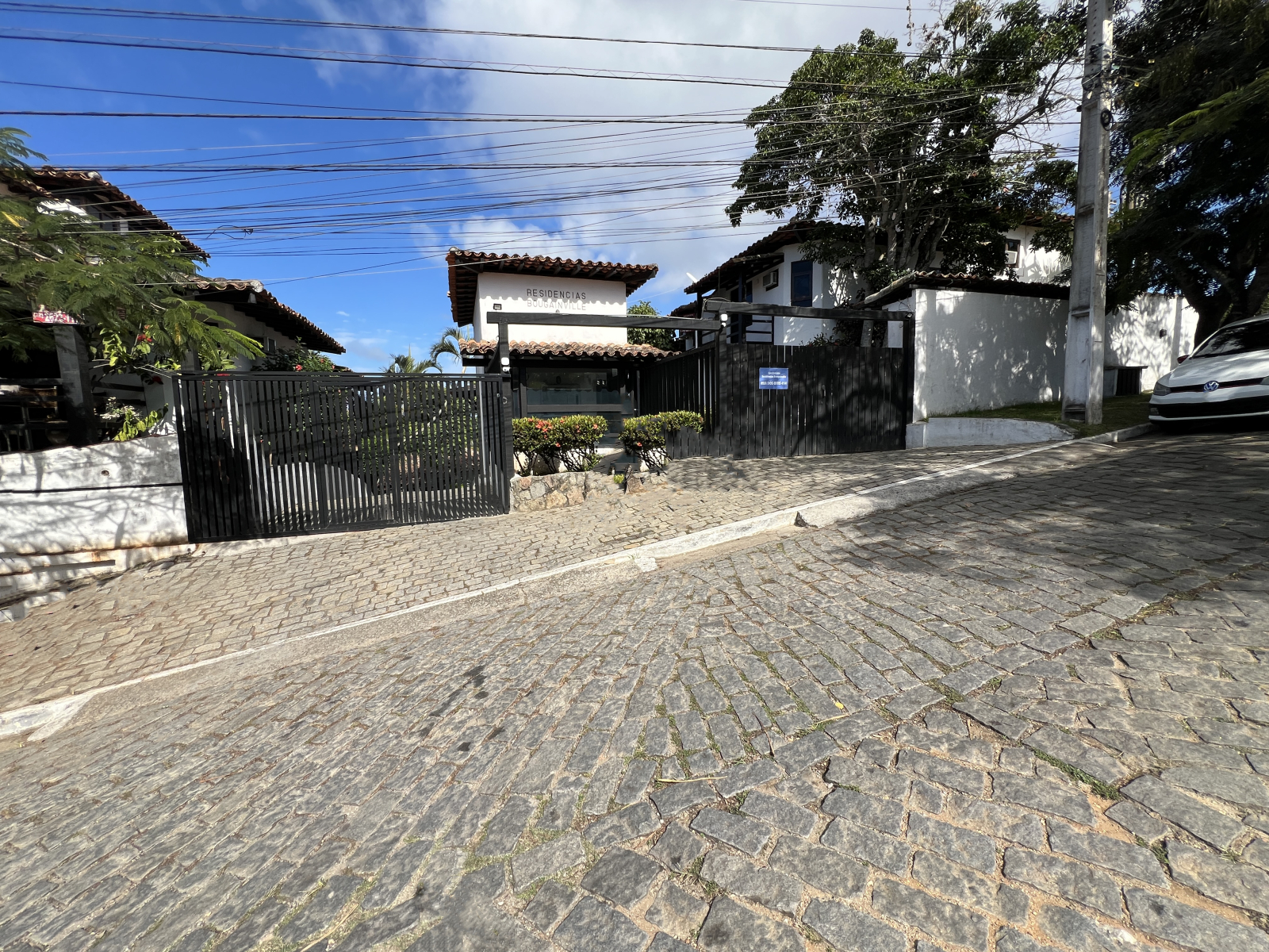 Entrada do condomínio onde se encontra a garagem.
