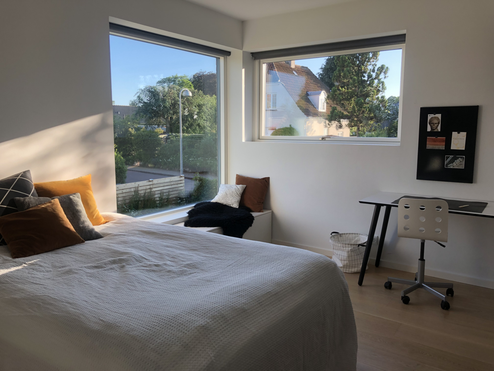 Quarto com cama de casal pequena (140x200cm)