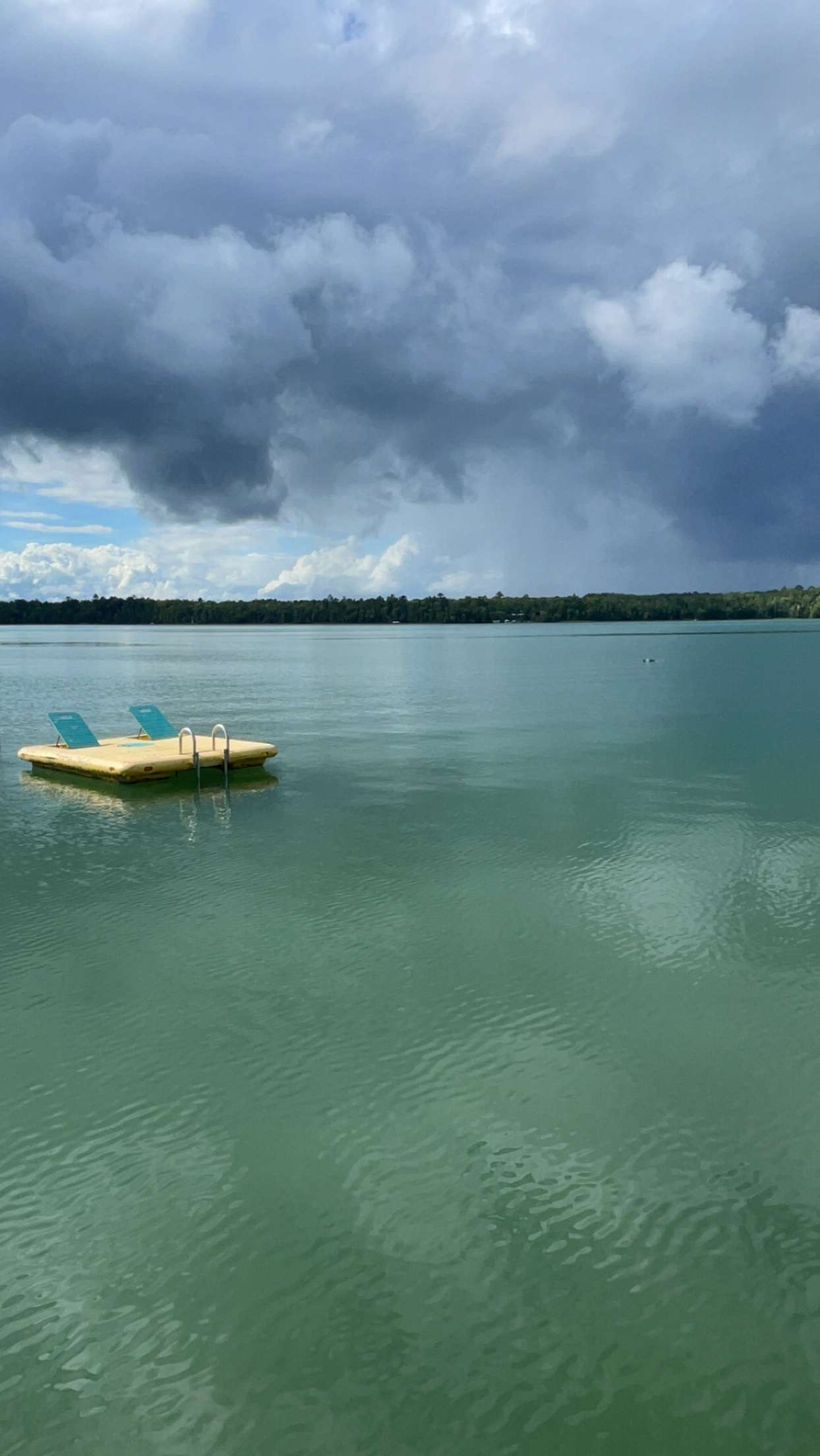 Color inusual del agua marina aqua