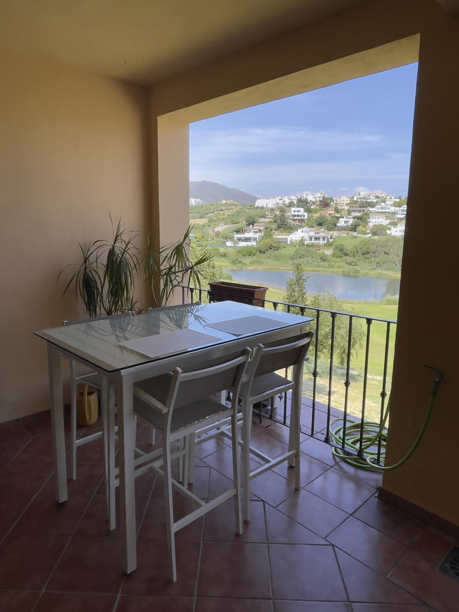 Geniet van het uitzicht op de heuvel en de kust vanuit ons huis aan Costa del Sol!