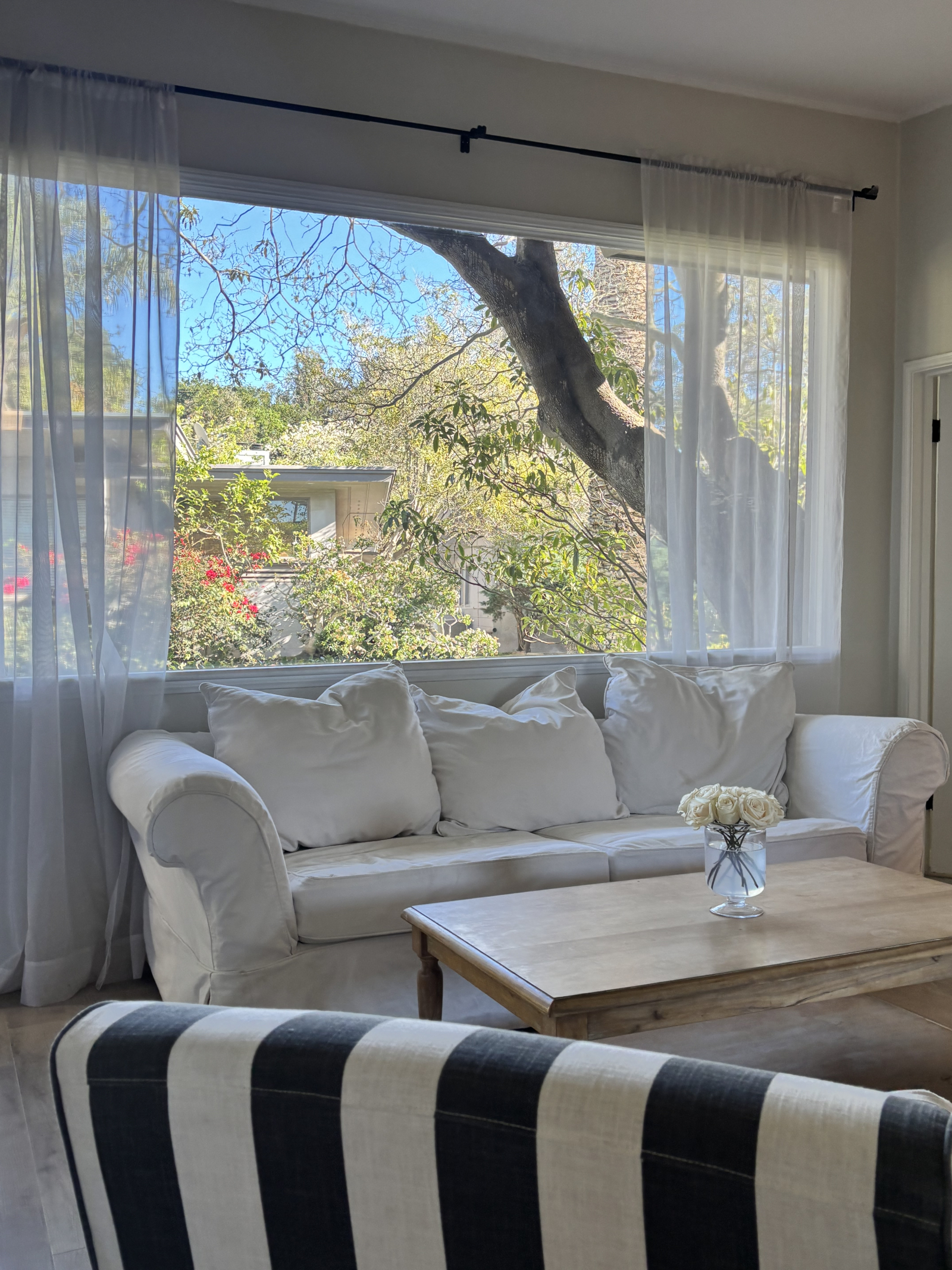 Salón con gran ventana panorámica y sofá cómodo
