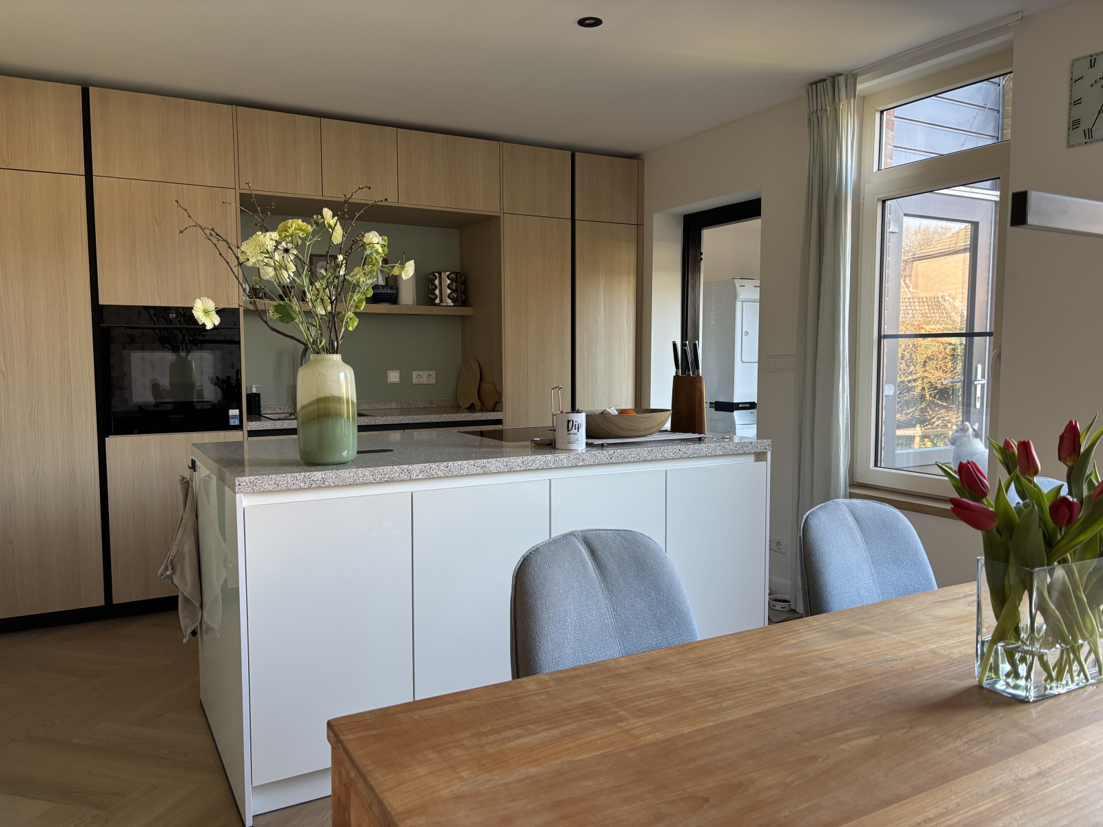 Open kitchen with utility room. Fully equipped.