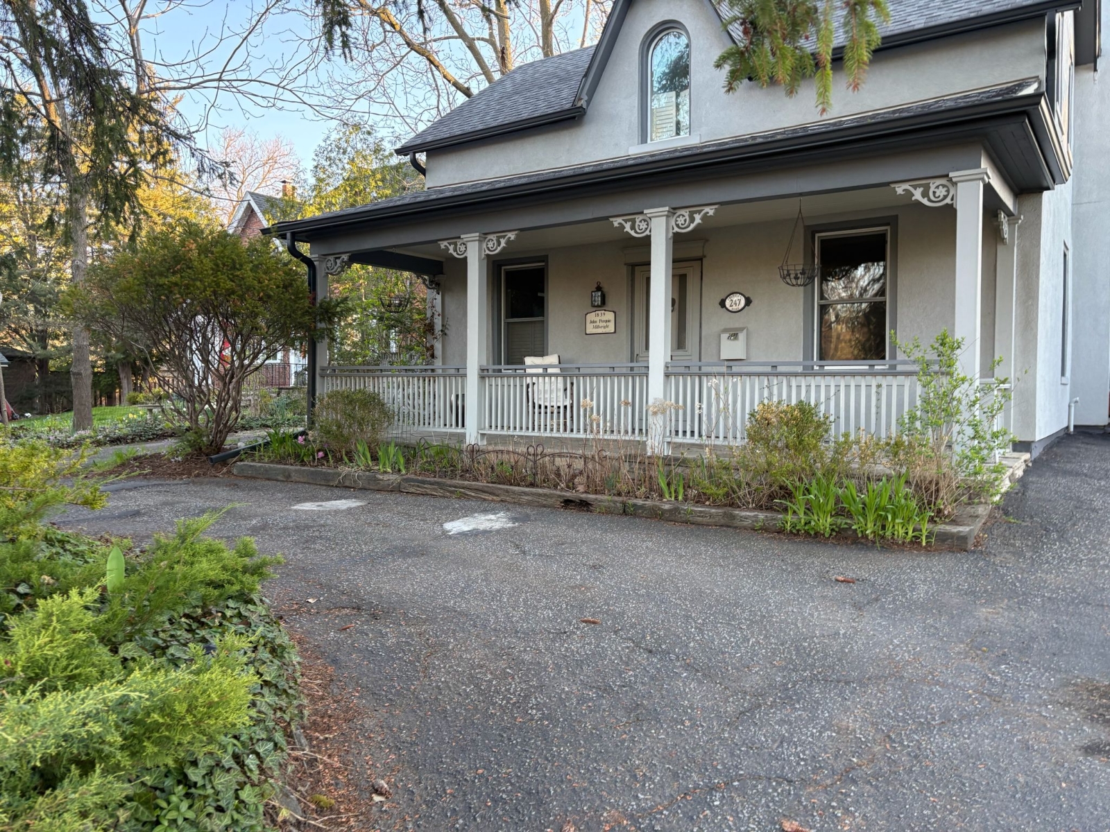 Charming Heritage Home op een paar stappen van het centrum van Oakville en Lake Ontario