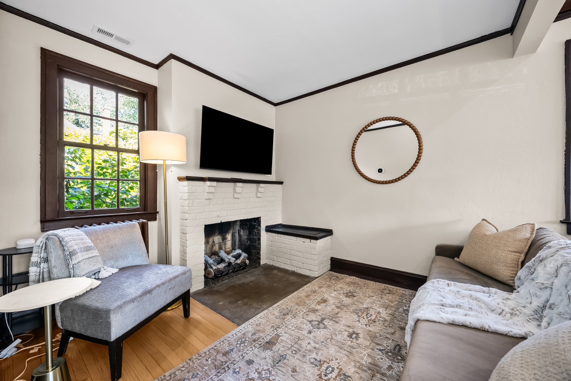 Charming coach house in college town minutes from Chicago