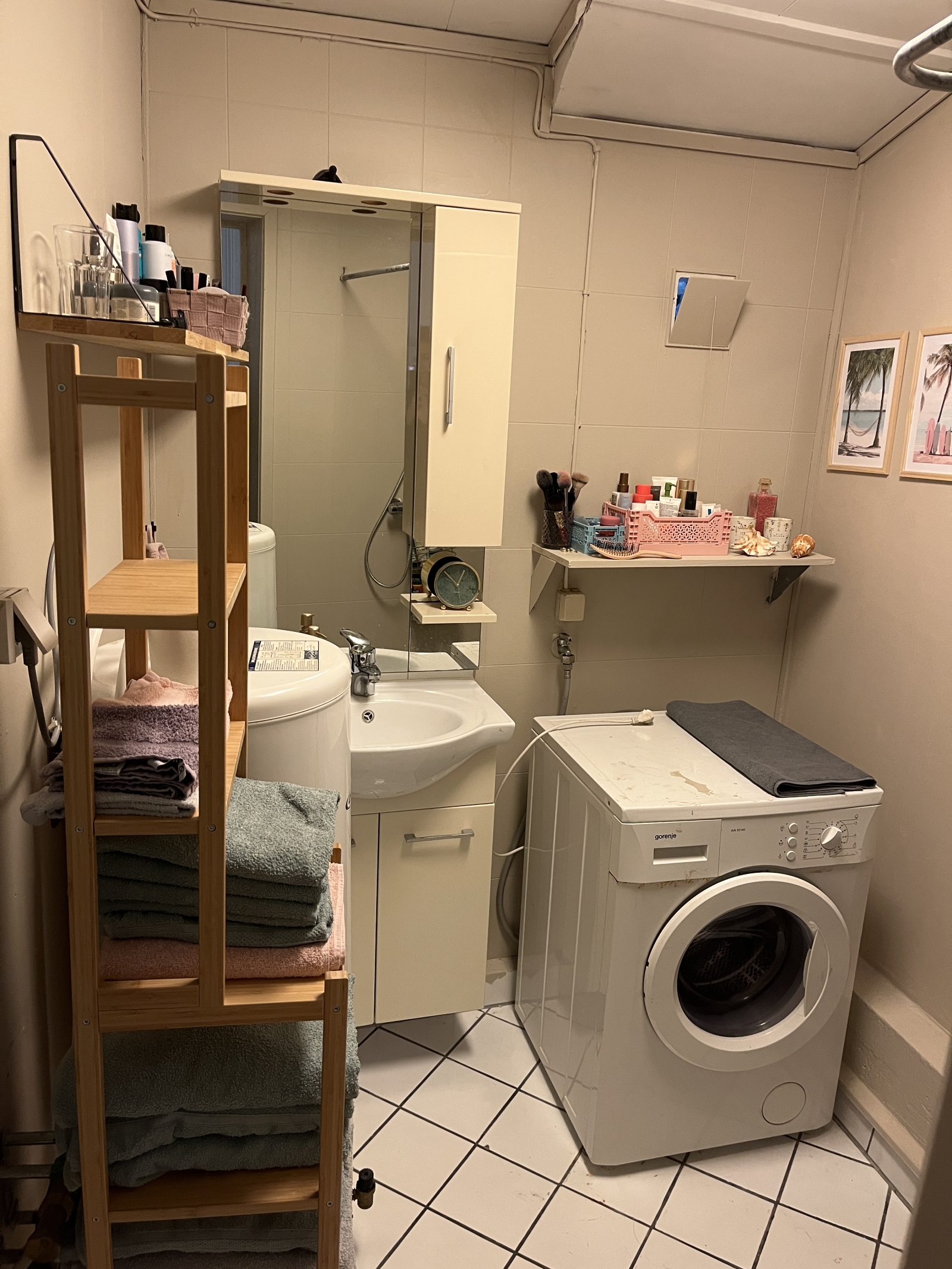 Bagno al primo piano. Sicuramente un po' datato, ma ne stiamo sfruttando al massimo. Il water è separato, come di solito era un tempo. C'è anche un bagno al terzo piano, che ha sia il water che la doccia, ma la doccia non viene molto usata perché l'acqua si rovescia ovunque.