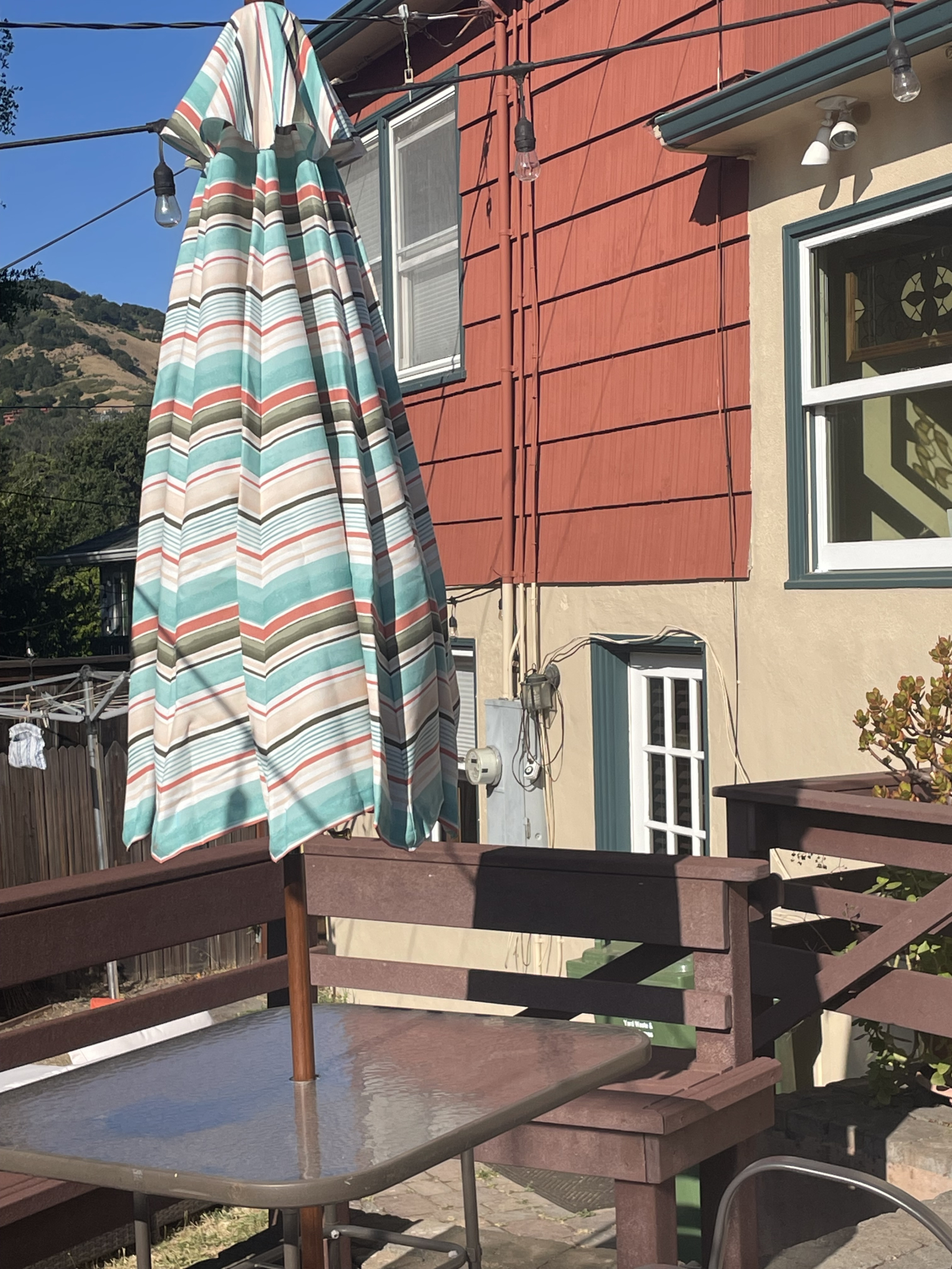 Terraza trasera con capacidad para 20 personas, mesas, bancos y sillas