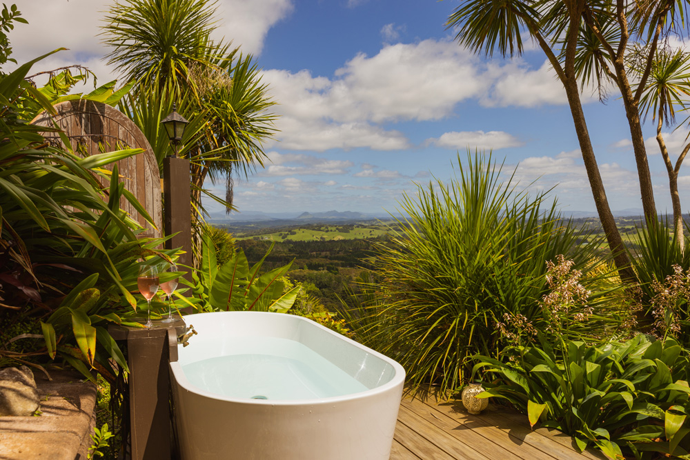 Plongez dans la baignoire et profitez de la vue. Ou observer les étoiles la nuit.