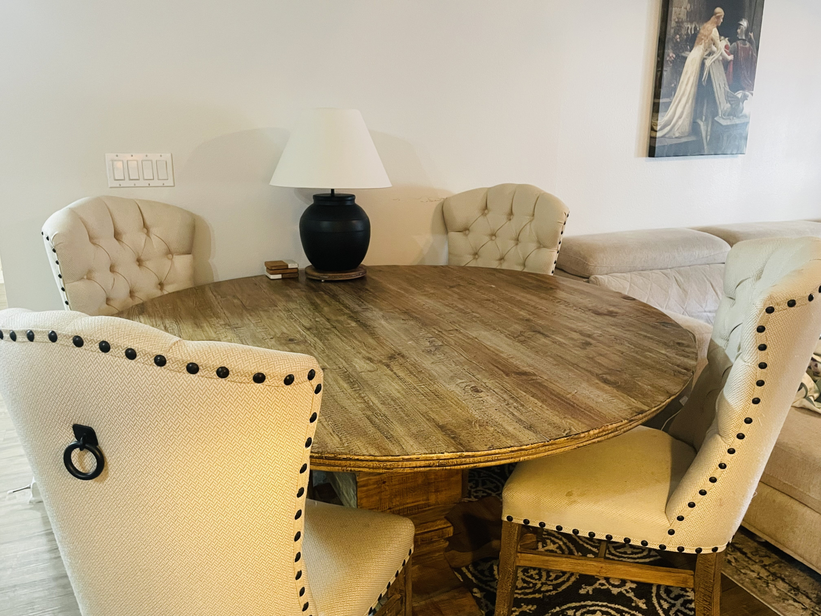 Esstisch zwischen Sofa und Küche. Es gibt 6 Stühle im ganzen Haus und einen STOKKI-Hochstuhl, der mi ...