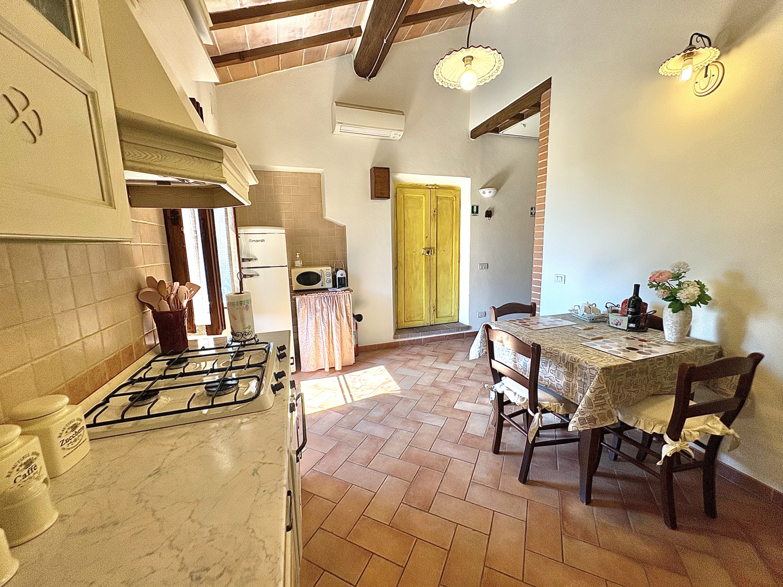 Gezellig huisje in een middeleeuws dorp op een heuvel in Toscane