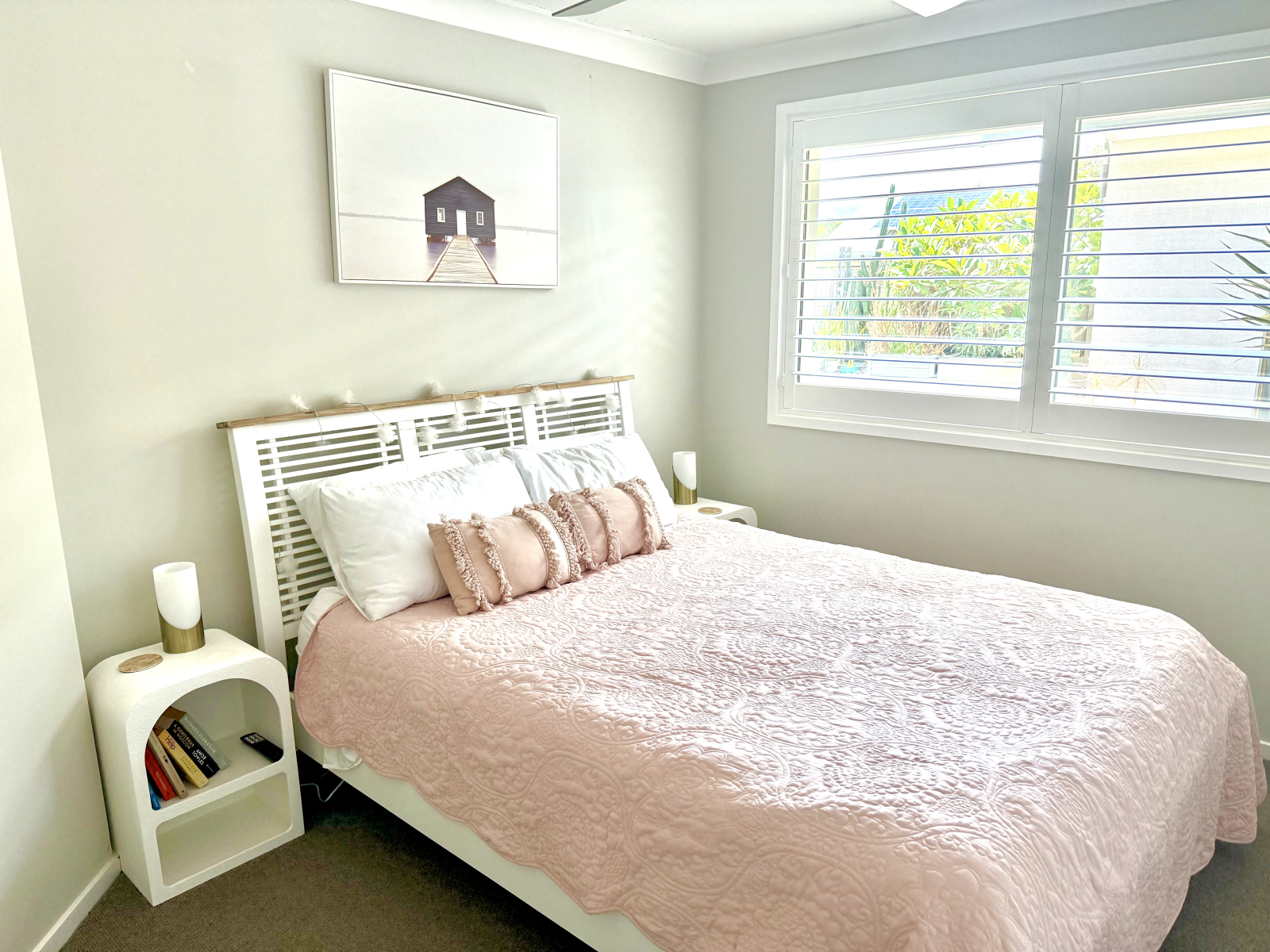 Cama Queen 
Amplio vestidor 
Persianas de plantación